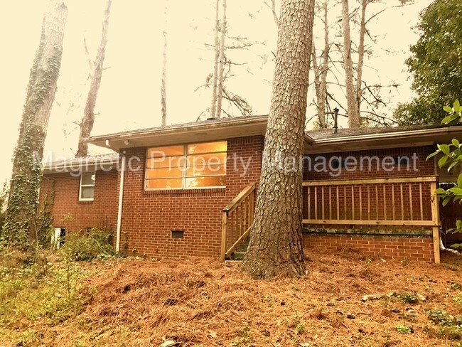 Building Photo - Great Brick Home with a Private Back Deck!