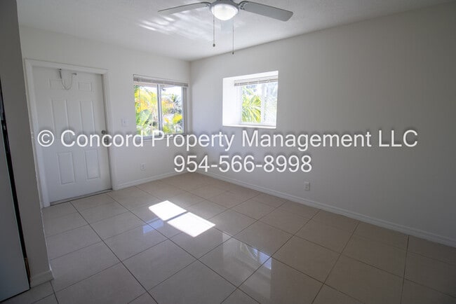 Building Photo - 2nd Floor corner 1/1 in GREAT Location - Pool- Laundry on Site