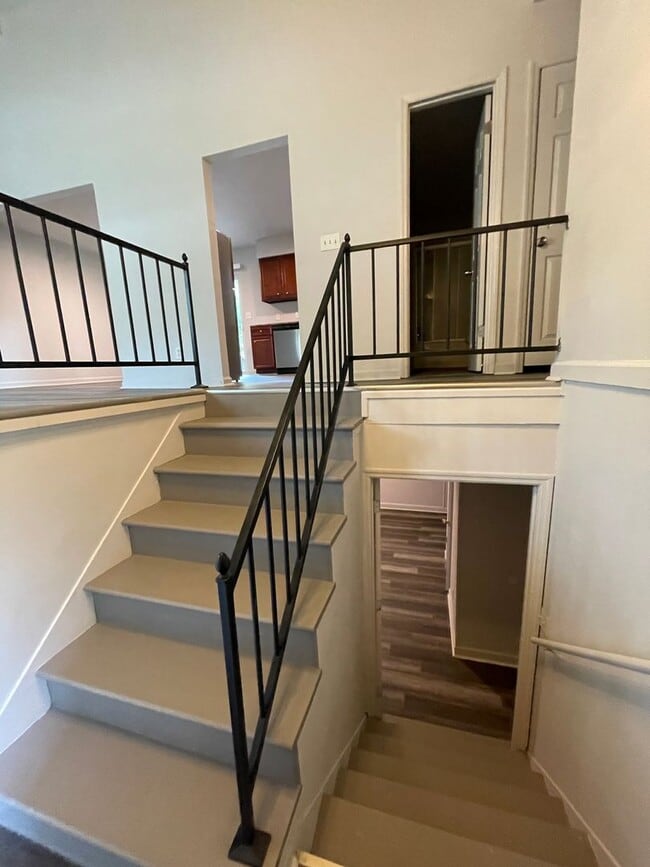 Building Photo - Beautifully renovated 3 bedroom 2.5 Bath