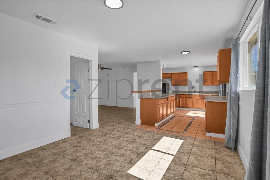 Building Photo - Unit