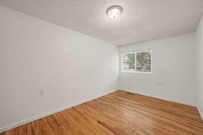 Building Photo - 598 S Eaton St