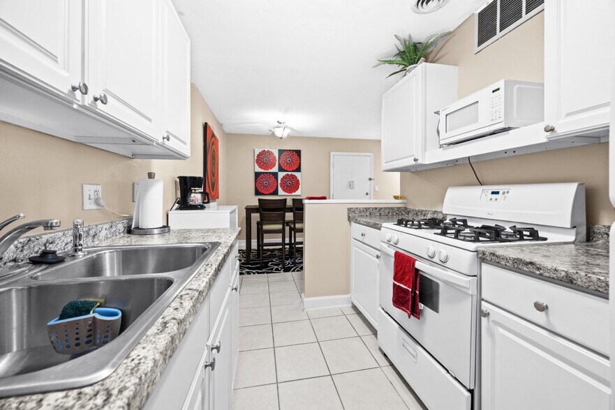 Building Photo - 1700 SW 16th Ct