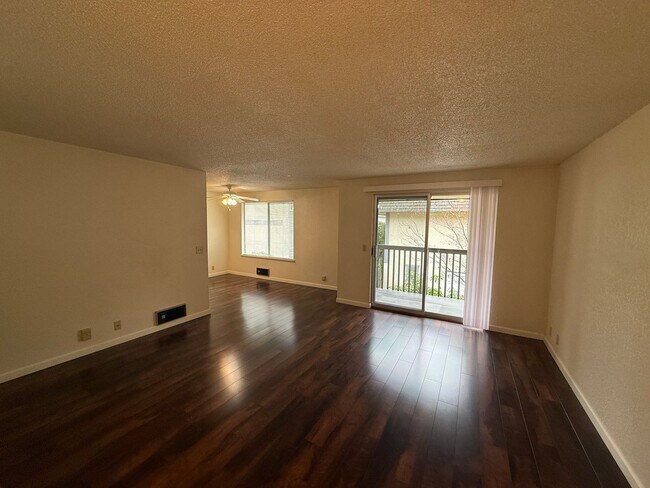 Building Photo - Charming 2 bed, 1 bath Lynnwood Condo, $1725/mo.