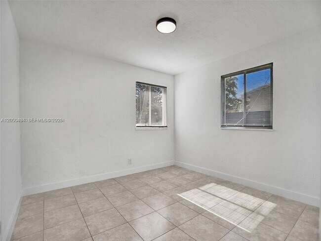 Building Photo - 708 N 20th Ave