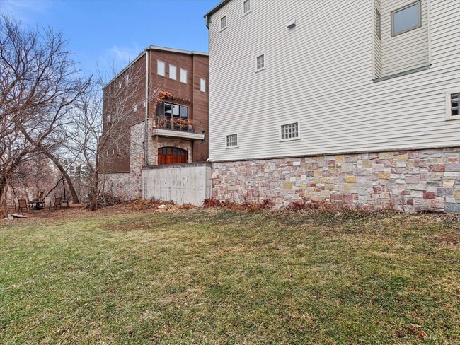 Building Photo - Updated 3 Bed / 1 Bath Duplex — Lower East Side Milwaukee