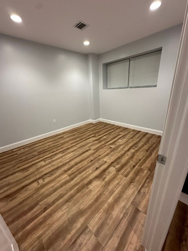 Building Photo - Spacious Modern 1st Floor Apartment w/ Fin...