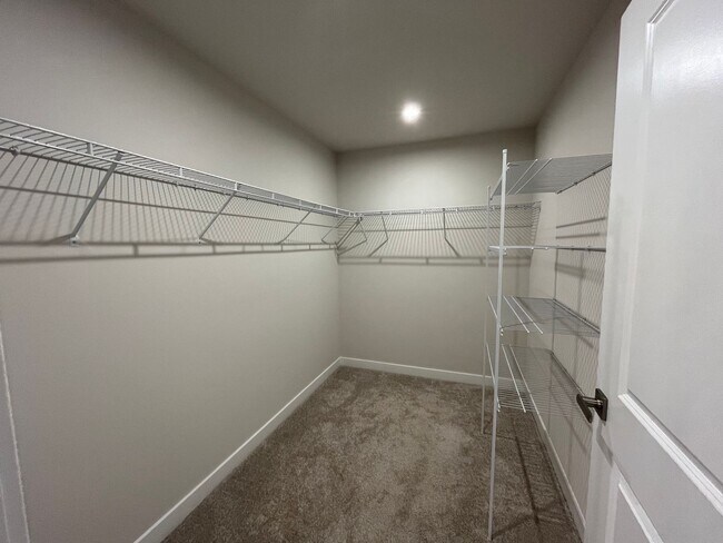 Building Photo - 4184 Farmfield Dr