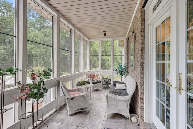 Building Photo - 8745 Old Charlotte Pike