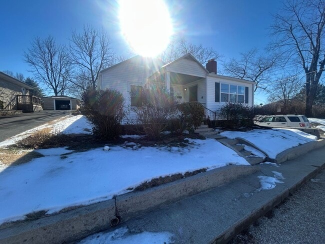 Building Photo - Charming 3-bedroom, 1-bathroom house located in Vine Grove, KY.