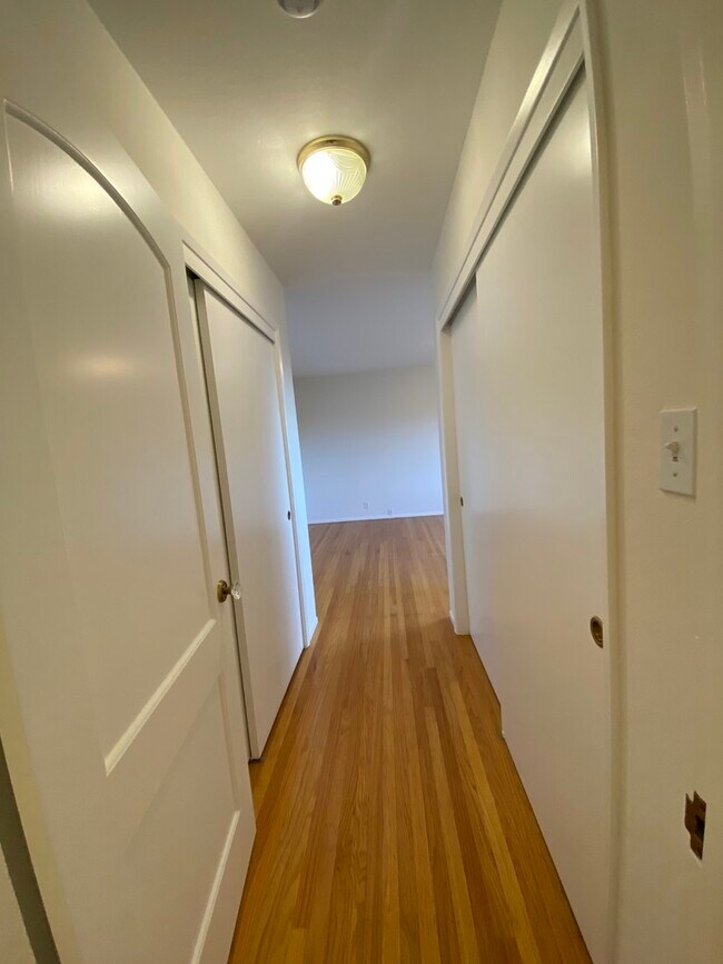 Building Photo - 845 Viewridge Dr