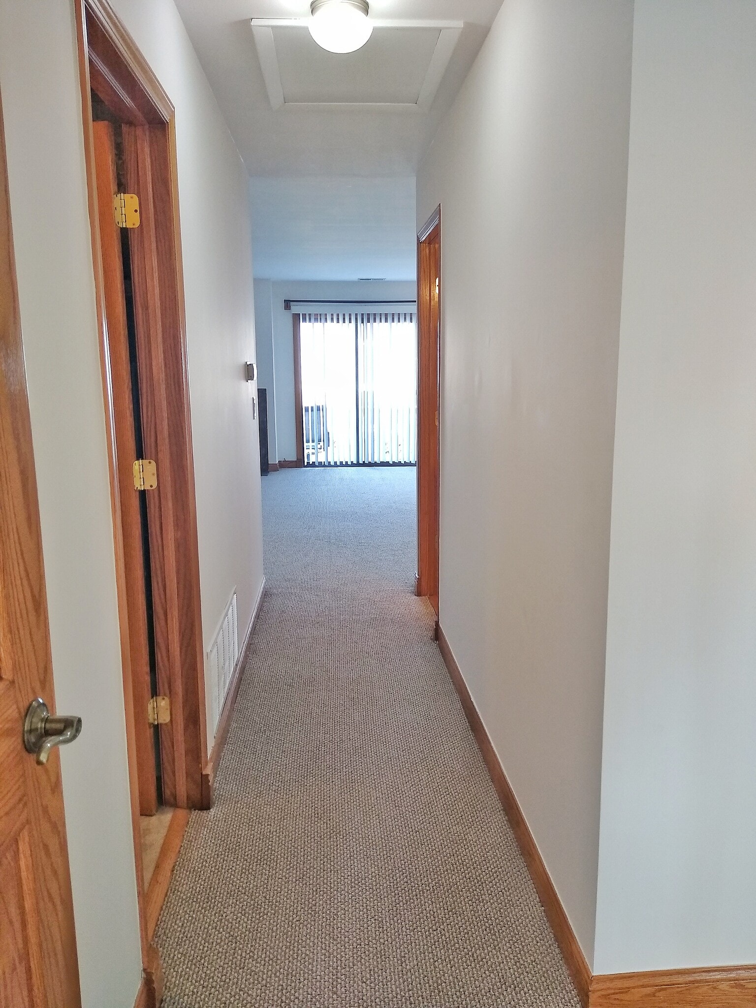 Building Photo - 220 Oak Knoll Ct