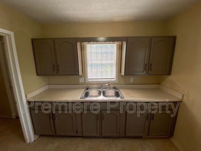 Building Photo - 2100 Monroe Ave