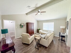 Building Photo - 718 Alyse St