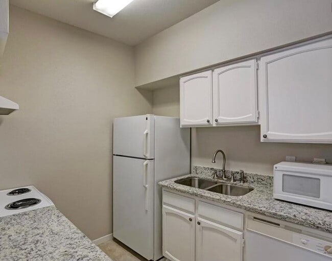 Building Photo - Prime Location in West University Area! First floor unit with open floor plan, tile floors throug...