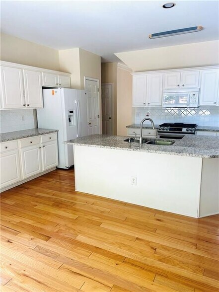 Building Photo - 811 Valley Dr