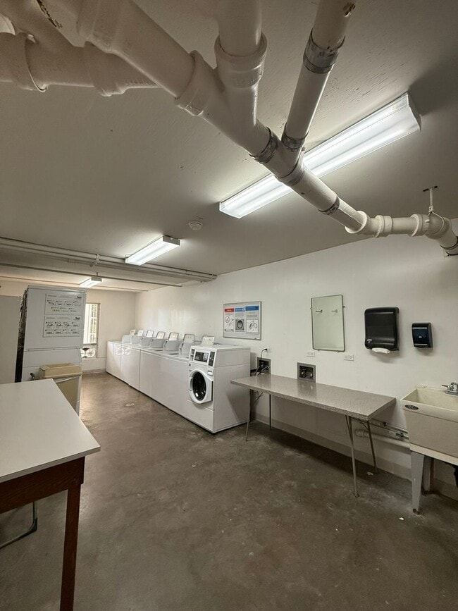 Building Photo - 1br/1ba/1pkg Condo w/Large Lanai PETS NEGOTIABLE!