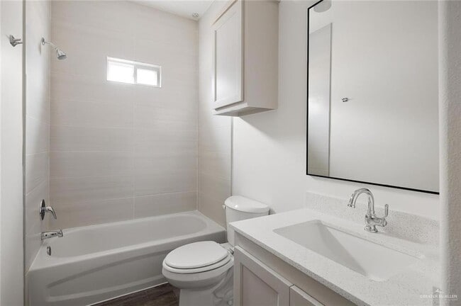 Building Photo - 1308 Valle Vista St