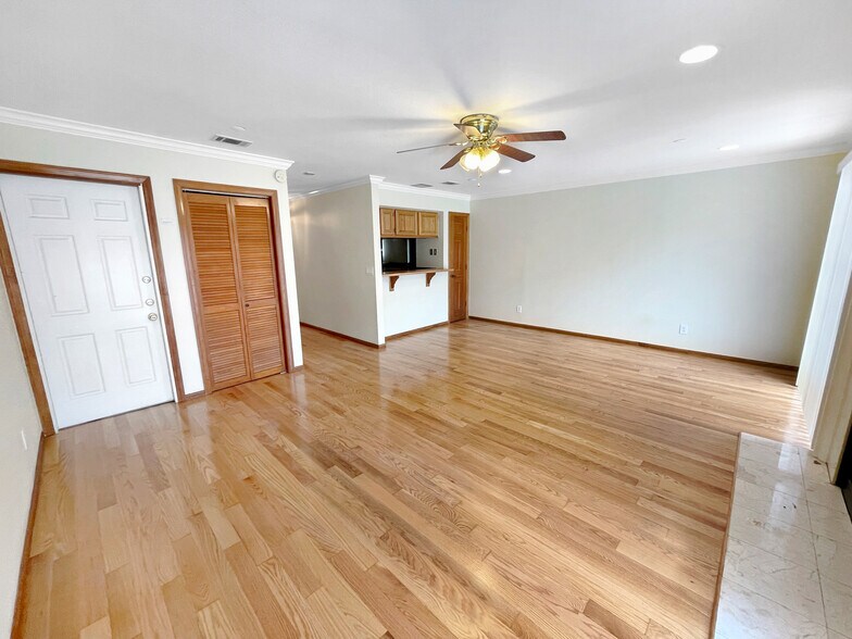 Building Photo - 379 N Mentor Ave