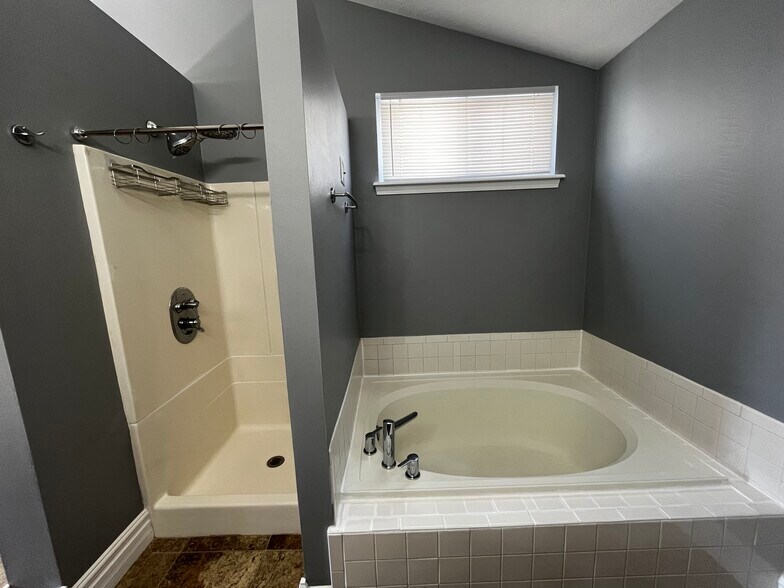 Building Photo - 9240 Crossing Dr