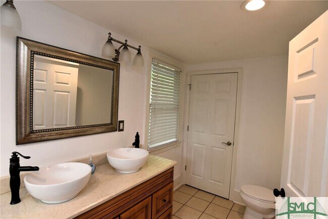 Building Photo - Spacious and fully furnished Victorian beauty