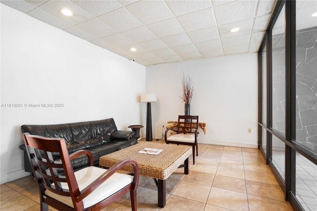 Building Photo - 6900 Bay Dr