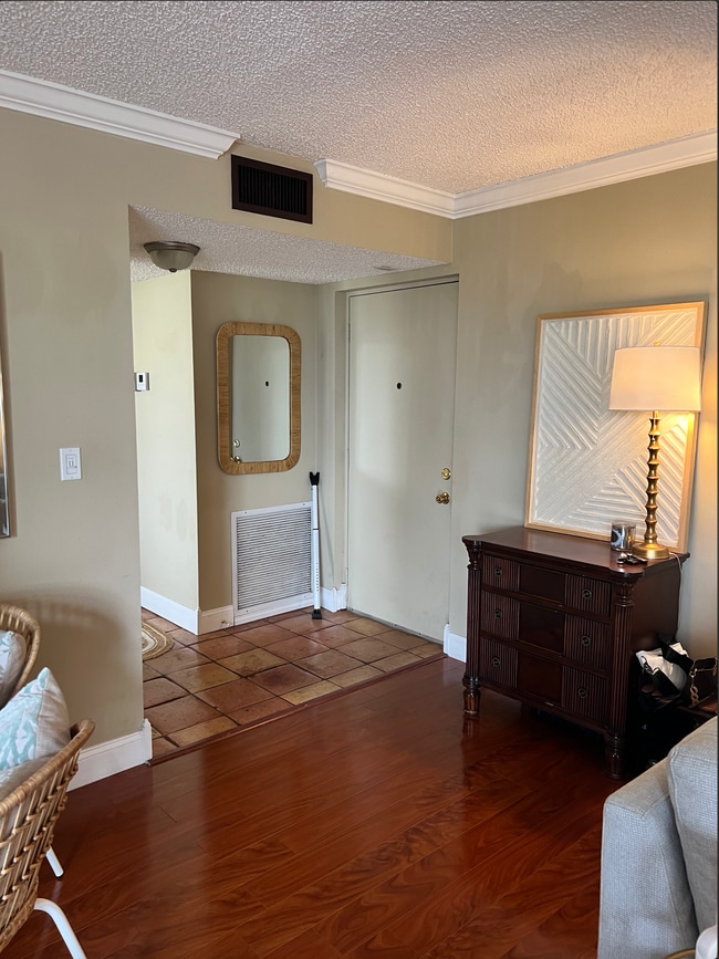 Building Photo - 2455 Lindell Blvd