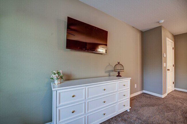 Building Photo - 112 W Crescent Way