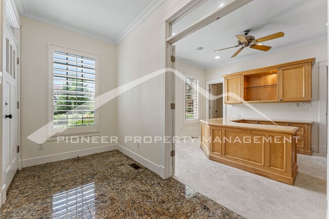 Building Photo - Gorgeous Home with Central AC and Washer/Dryer