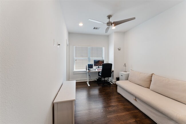 Building Photo - 1507 Sandman St