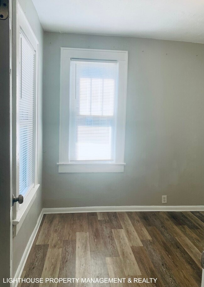 Building Photo - Bright & Delightful 2 Bed/1 Bath Townhome!