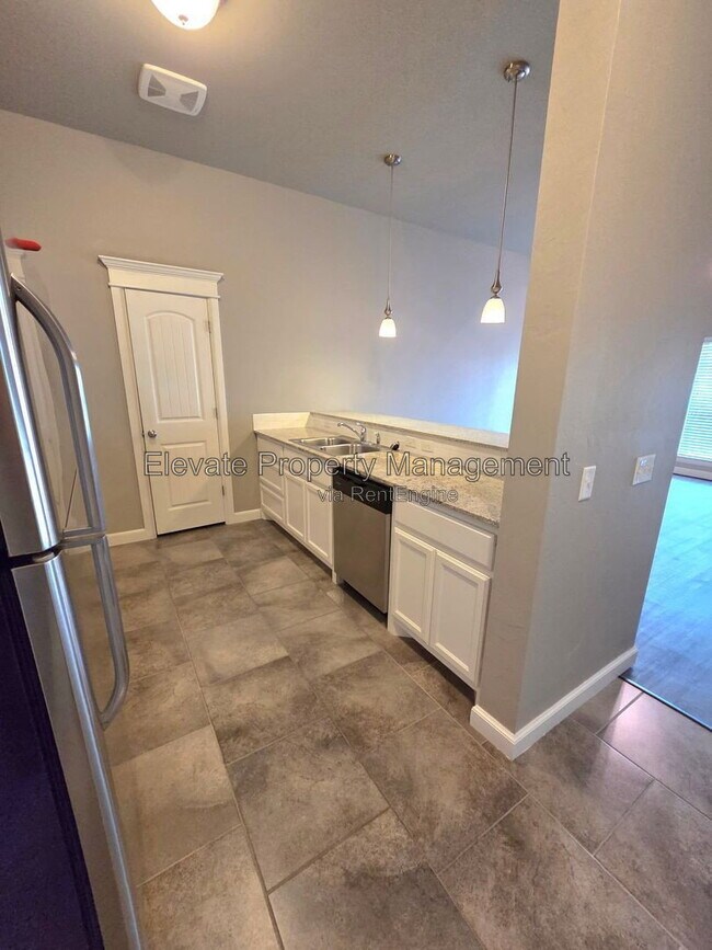 Building Photo - 2210 Starwood Wy