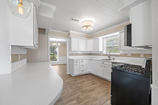 Building Photo - Gorgeous 4 bed/2.5 bath two story home in ...