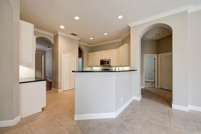 Building Photo - 833 SW Vineland Ct