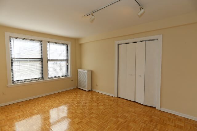 Building Photo - 742 W Belmont Ave