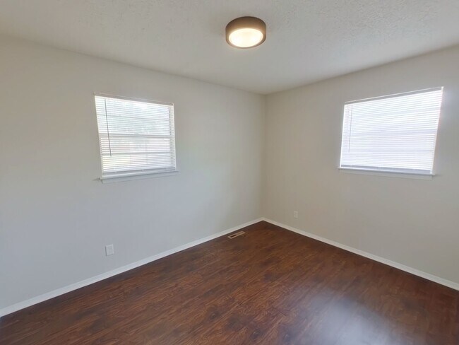 Building Photo - 951 S Longfellow Ln