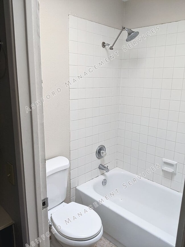 Building Photo - COMING SOON! 3 BEDROOM 3 BATH END UNIT TOW...