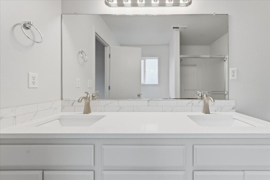 Building Photo - 12811 NE 49TH WAY