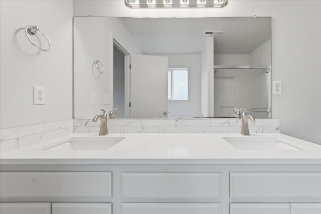 Building Photo - 12811 NE 49TH WAY