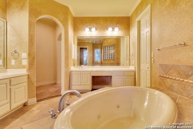 Building Photo - 4 Bedroom/4 Bath Champion Ridge Subdivision