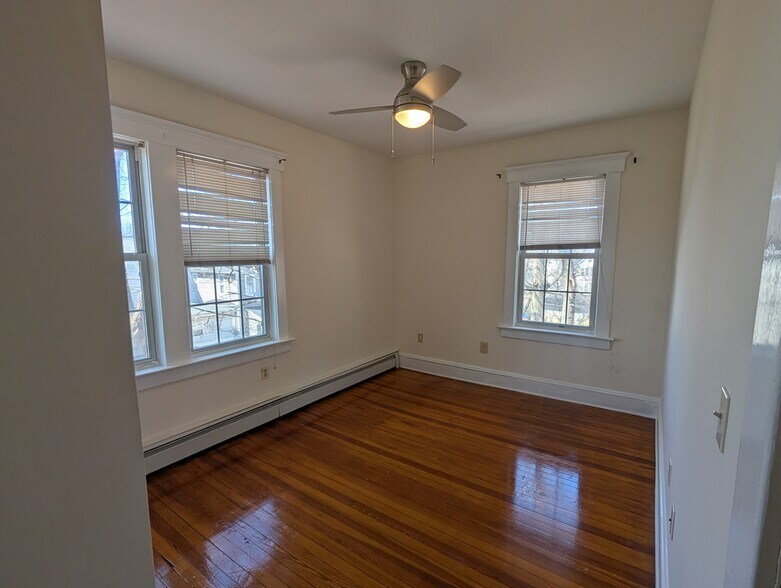 Building Photo - 20 Maple St