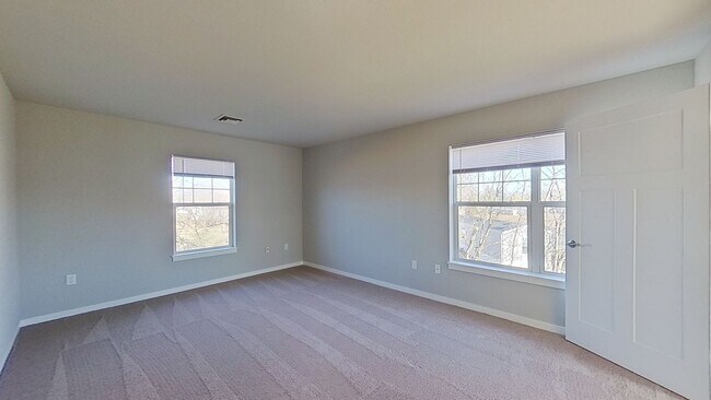Building Photo - Condo Style Lower 2 bedroom 2 bathroom Renovated Apartment With A Lake View
