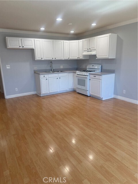 Building Photo - 6439 Woodman Ave