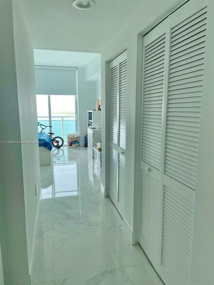 Building Photo - 950 Brickell Bay Dr