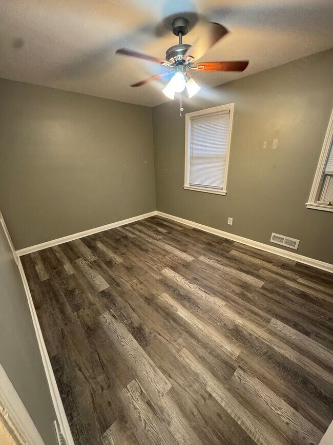 Building Photo - Newly Renovated 2-Bedroom Townhome in Baltimore