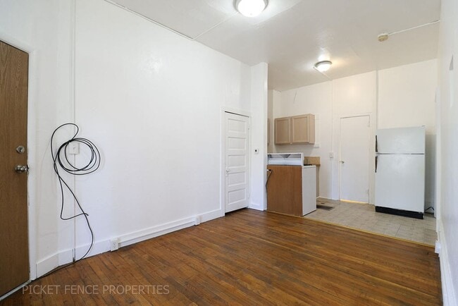 Building Photo - 605 Mathews St