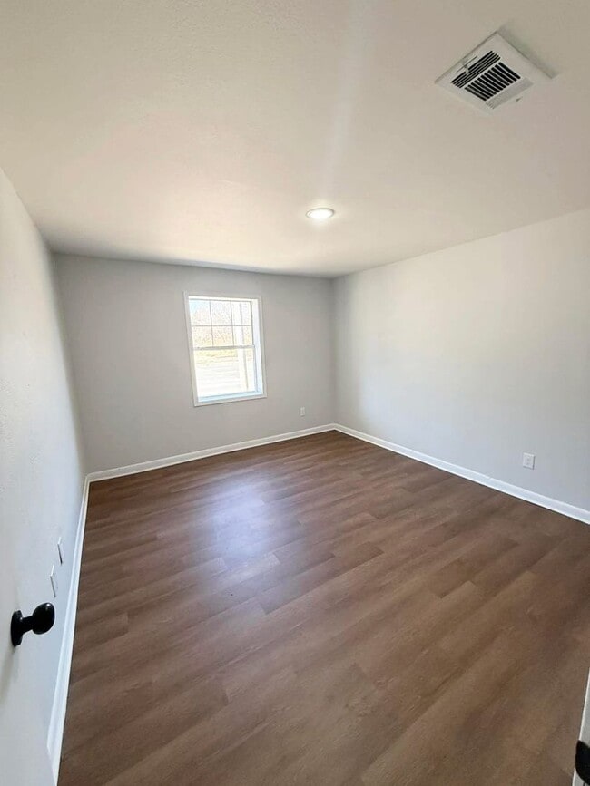 Building Photo - 2 Bed 1 Bath Close to Downtown