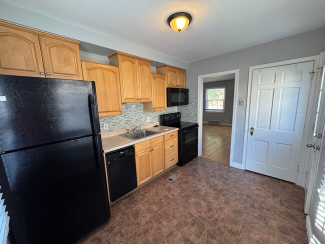 Building Photo - 3 bed 2 bath Berkley bungalow with garage ...