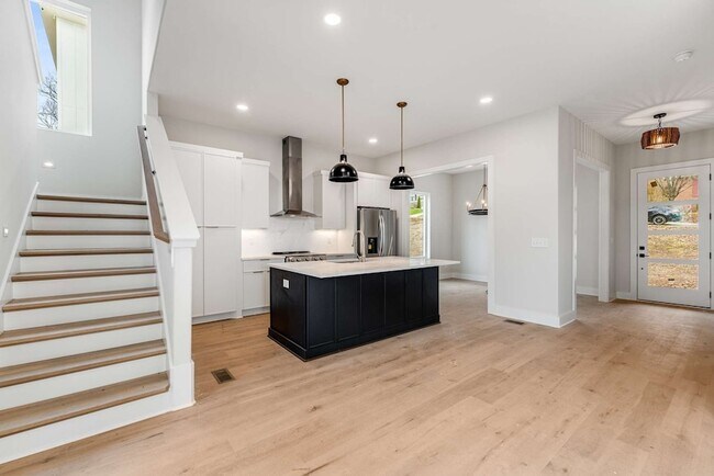 Building Photo - 2306 Ilolo St