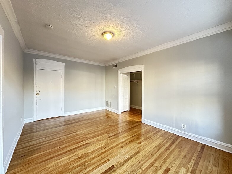 Building Photo - 2249 W Wilson Ave