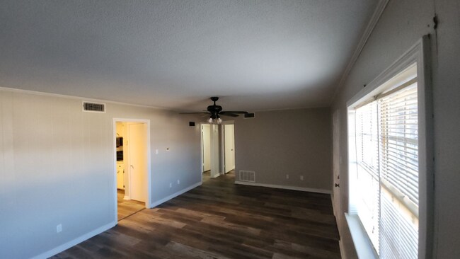 Building Photo - 1910-1911 S El Paso Ave